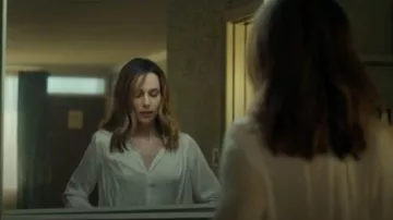 Chemisier Aritzia Delphine porté par Kayla Craig (Alona Tal) tel que vu dans Cross (S02E03)