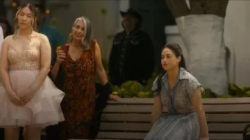 Jupe Midi imprimée en lin et soie Zimmermann Matchmaker portée par Rebecca (Jeanine Mason) telle que vue dans Cross (S02E03)