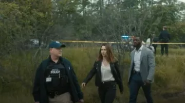 Veste de motard en cuir vieilli Allsaints Cargo portée par Kayla Craig (Alona Tal) telle que vue dans Cross (S02E03)