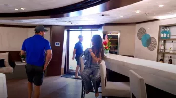 Pantalon de pyjama en sergé en soie imprimé Gucci GG Supreme porté par Self-Deck (Brittini Burton) tel que vu dans Below Deck Down Under (S04E02)