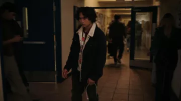 Chaqueta de camionero forrada de pana Sherpa de Levi's usada por Simon Elroy (Kristian Flores) tal como se ve en School Spirits (S03E01)