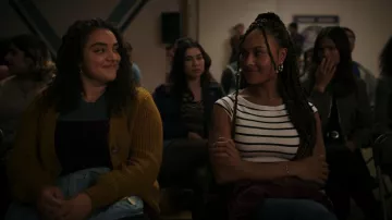 Vieux cardigan bleu marine à point shaker porté par Nicole Herrera (Kiara Pichardo) tel que vu dans School Spirits (S03E01)