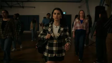 Blazer de la duchesse Smythe porté par Livia (Erika Swayze) tel que vu dans School Spirits (S03E01)