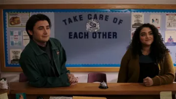 Veste en toile courte Vans Coyle portée par Xavier Baxter (Spencer MacPherson) telle que vue dans School Spirits (S03E01)