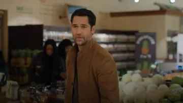 Veste Zegna Oasi Cashmere Il Conte portée par Mickey Haller (Manuel Garcia-Rulfo) telle que vue dans The Lincoln Lawyer (S04E10)