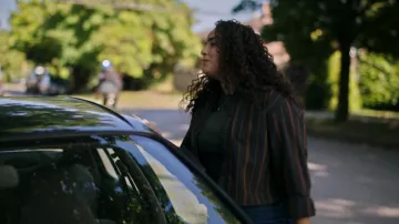 Chemise courte Oxford Oxford courte portée par Nicole Herrera (Kiara Pichardo) telle que vue dans School Spirits (S03E02)