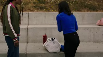 Leggings Lululemon Align portés par Livia (Erika Swayze) tels que vus dans School Spirits (S03E02)