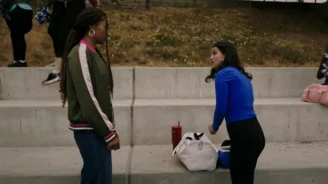 Lululemon Son Rulu Run Short Half Zip, Psychic porté par Livia (Erika Swayze) comme on le voit dans School Spirits (S03E02)