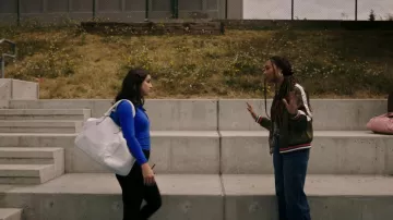 Grand sac de sport Louis Vuitton porté par Livia (Erika Swayze) tel que vu dans School Spirits (S03E02)