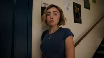 We : Le Protagoniste Gratuit : T-shirt à manches courtes porté par Maddie Nears (Peyton List) tel que vu dans School Spirits (S03E02)