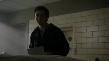 Chemise à carreaux en flanelle Uniqlo portée par Xavier Baxter (Spencer MacPherson) dans l'épisode « School Spirits » (S03E02).