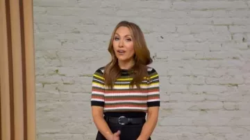 Pull rayé Toccin Nyla à manches courtes porté par Lori Bergamoto, tel que vu dans Good Morning America le 12 février 2026