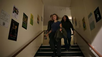 Vaqueros premium Levi's 501® de mujer de los 90 usados por Maddie Nears (Peyton List) como se ve en School Spirits (S03E02)