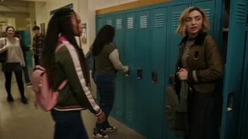 Veste de grange en cire Barbour Alma portée par Maddie Nears (Peyton List) telle que vue dans School Spirits (S03E03)