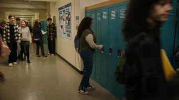 Steve Madden Everlie Baskets noires multicuir multi-cuir portées par Nicole Herrera (Kiara Pichardo) telles que vues dans School Spirits (S03E03)