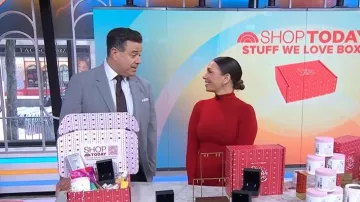 Vestido largo de manga larga con cuello alto y mantequilla de armario desnudo que lleva Melissa Garcia tal y como se ve en Today the 12 de febrero de 2026