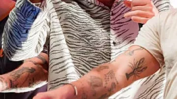 Le t-shirt de fête porté par Travis Kelce dans Travis Kelce prend le contrôle de la cabine du DJ, passe des morceaux de Taylor Swift lors de la fête du Super Bowl