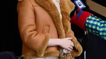 Veste en cuir en fourrure marron portée par Elle Fanning à Elle Fanning arrive chez Coach NYFW et la foule devient folle ????