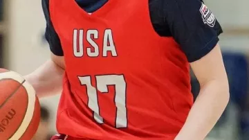 Maillot de l'équipe américaine porté par Caitlin Clark dans Caitlin Clark DOMINE son retour INCROYABLE au basketball américain - CELA CHANGE TOUT !