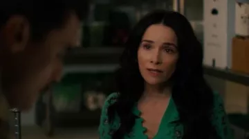 Leifsdottir Anthropologie Intarsia Rose Cardigan Pull porté par Louisa Glasson (Abigail Spencer) tel que vu dans Best Medicine (S01E05)