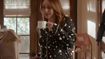 9-1-1 S09 Maddie Kendall Star pyjama en noir porté par Maddie Buckley (Jennifer Love Hewitt) tel que vu dans 9-1-1 (S09E03)