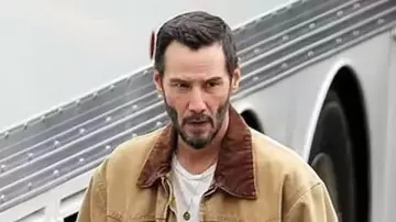 Keanu Reeves Outcome 2026 Chaqueta de algodón marrón usada por Reef Hawk (Keanu Reeves) en Outcome
