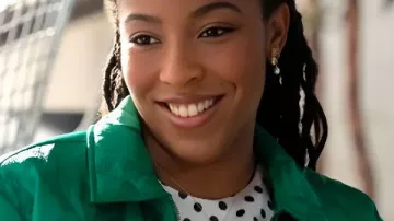 Shrinking S03 Jessica Williams veste matelassée verte portée par Gaby (Jessica Williams) telle que vue dans Shrinking