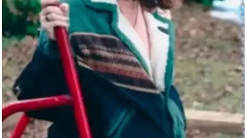 Blouson aviateur imprimé porté par Taylor Swift dans le clip officiel de « Opalite » de Taylor Swift