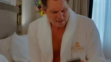 Perdiendo el barco Kristoffer Polaha Bata de baño en blanco de Parker (Kristoffer Polaha) como se ve en Perdiendo el barco