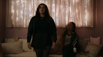 Jupe-short portefeuille H&amp;M portée par Nicole Herrera (Kiara Pichardo) dans l'épisode « School Spirits » (S03E03).