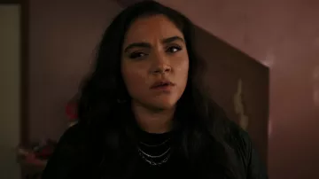Collier Madewell Paperclip Chain porté par Nicole Herrera (Kiara Pichardo) dans l'épisode « School Spirits » (S03E03).