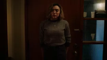 Pull rayé Ardene à col rond porté par Maddie Nears (Peyton List) dans l'épisode « School Spirits » (S03E04).