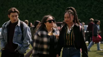 Polo rayé en maille Zara porté par Claire Zahler Zomer (Rainbow Wedell) dans l'épisode « School Spirits » (S03E04).