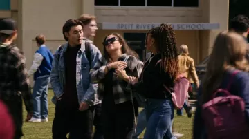 Chemise en flanelle Uniqlo portée par Nicole Herrera (Kiara Pichardo) dans l'épisode « School Spirits » (S03E04).
