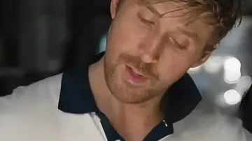 Proyecto Ave María 2026 Ryan Gosling Camisa polo blanca usada por Ryland Grace (Ryan Gosling) como se ve en Proyecto Ave María