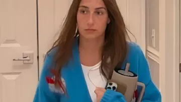 Gilet bleu homard d'Amanda Batula (Summer House S10), vu dans Summer House