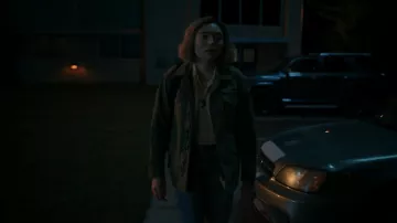 Veste utilitaire en coton vert Pilcro d'Anthropologie portée par Maddie Nears (Peyton List) dans l'épisode « School Spirits » (S03E04).