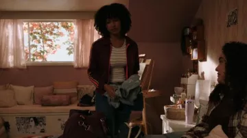 Veste de survêtement H&amp;M portée par Claire Zahler Zomer (Rainbow Wedell) dans l'épisode « School Spirits » (S03E05).