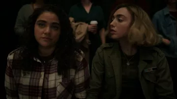 Chemise courte à carreaux Forever 21 portée par Nicole Herrera (Kiara Pichardo) dans l'épisode « School Spirits » (S03E05).