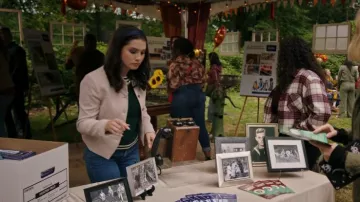 Chaqueta Wilfred Carriage usada por Livia (Erika Swayze) como se ve en School Spirits (T03E05)