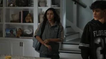 Chemise en jean à manches courtes Adidas Premium Essentials portée par Casey (Liv Lindell) dans l'épisode « It's Not Like That » (S01E05).