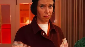Veste rayée Caoilfhionn Dunne portée par Dara (Caoilfhionn Dunne) dans l'épisode « How to Get to Heaven from Belfast » (S01E08).