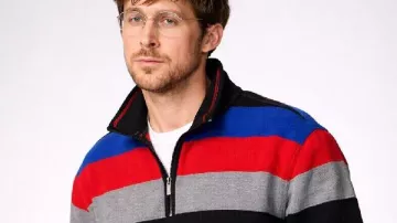Sudadera a rayas de Ryan Gosling del Proyecto Ave María 2026 usada por Ryland Grace (Ryan Gosling) como se ve en el Proyecto Ave María