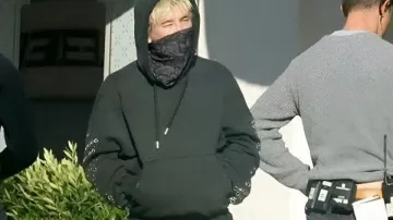 Sudadera negra con capucha de Barry Keoghan en Crime 101 (Escena de Chris Hemsworth vs. Barry Keoghan) | Clip de película Crime 101 (2026) HD
