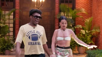 Maillot de football américain Urban Outfitters pour homme, porté par Christopher Brown dans l'épisode « Canada Shore » (S01E05).