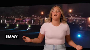 T-shirt bébé Good American Super Stretch porté par Emmy Sharpe dans l'épisode Canada Shore (S01E05)