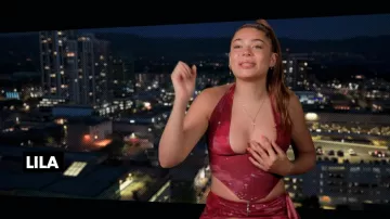 Jupe courte Eliza Outcast J'Adore portée par Lila Romanin dans Canada Shore (S01E05)