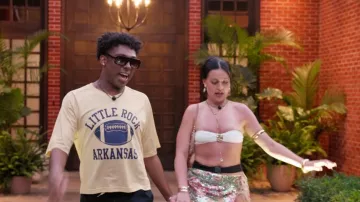 Jupe courte taille basse Ego à sequins imprimés multicolores dorés portée par Ryleigh Gregory dans l'épisode Canada Shore (S01E05)