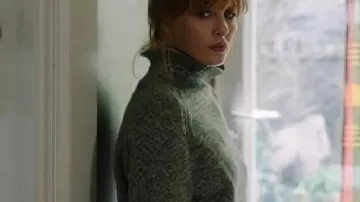 Pull gris porté par Jackie Ellis (Kelly Reilly) dans l'épisode « Under Salt Marsh » (S01E06)
