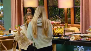 Veste de survêtement Nuuly Ribbon portée par Bri McNees dans l'épisode Love Is Blind (S10E03)